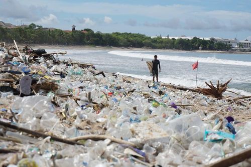 Độc đáo sáng kiến đổi rác thải nhựa lấy 'hạt ngọc trời' ở Indonesia