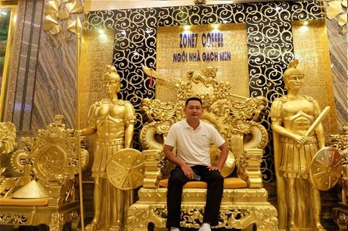 Choáng ngợp cung điện dát vàng của đại gia miền Tây