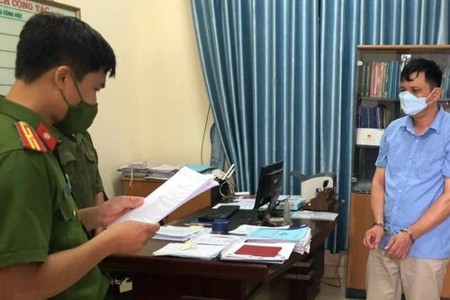 Khởi tố một hiệu trưởng và trưởng ban đại diện phụ huynh