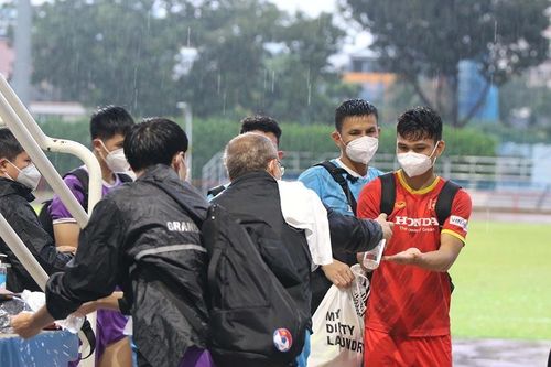 Tuyển Việt Nam... dẫn bàn Malaysia trước 'chung kết bảng B'