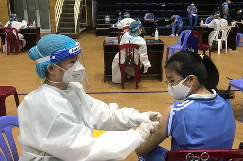 Nếu tiêm mũi 1 vaccine Pfizer hoặc AstraZeneca, có thể tiêm mũi 2 Moderna không?