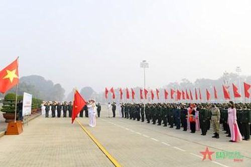 Đoàn đại biểu Phụ nữ Quân đội báo công dâng Bác
