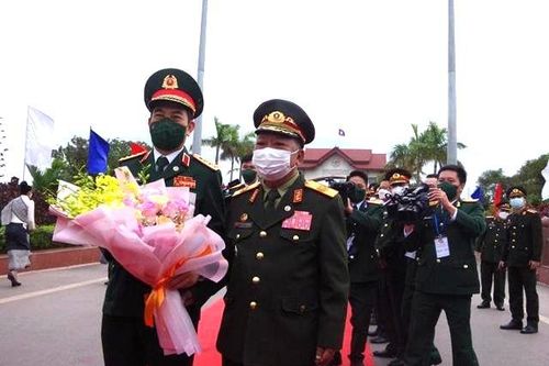 Đoàn đại biểu cấp cao Bộ Quốc phòng Việt Nam lên đường sang Lào dự Chương trình Giao lưu hữu nghị Quốc phòng biên giới Việt Nam - Lào lần thứ nhất