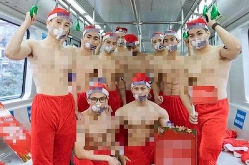 Phản cảm nhóm thanh niên 'khoe thân' quảng bá sản phẩm trên tàu Cát Linh - Hà Đông
