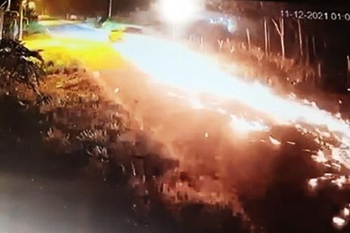 Xe bán tải kéo lê xe máy biển xanh tháo chạy tóe lửa 2km ở TP.HCM