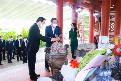 Các đồng chí lãnh đạo Đảng, Nhà nước dâng hương tại Khu Di tích lịch sử quốc gia Truông Bồn