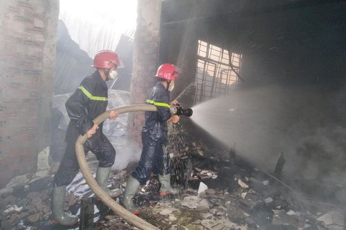 Cháy lớn thiêu rụi kho chăn mền rộng 500m2 cùng 2 xe ô tô