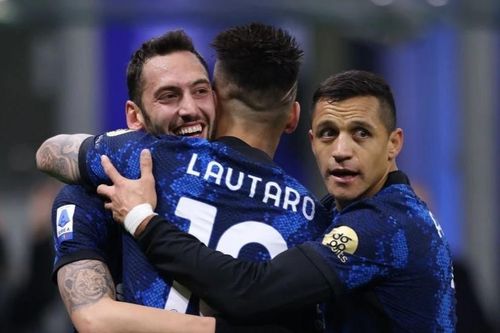Inter Milan chiếm ngôi đầu Serie A