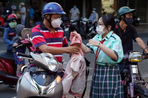 Ngày đầu học sinh TP.HCM trở lại trường sau 7 tháng gián đoạn