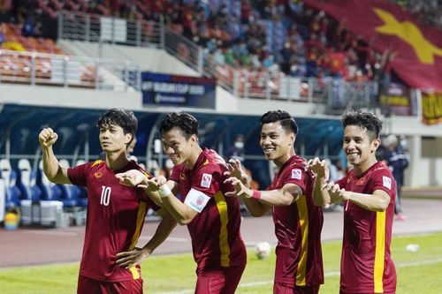 AFF Cup 2021 hôm nay: HLV Kiatisak chúc mừng Công Phượng