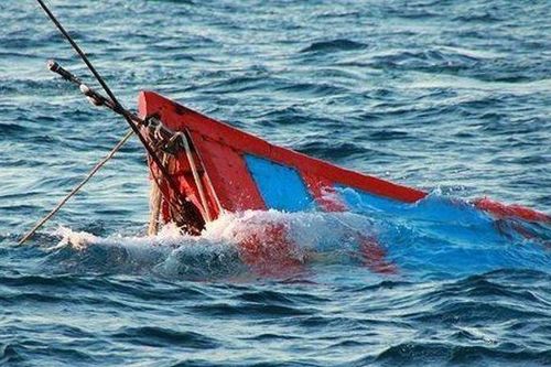 Cứu 15 ngư dân lênh đênh trên biển