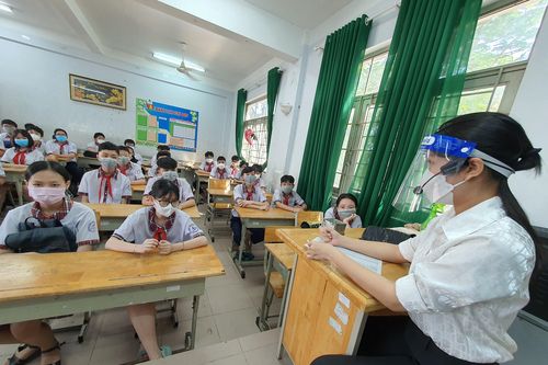 Hơn 100.000 học sinh TPHCM đến trường sau gần 8 tháng học trực tuyến