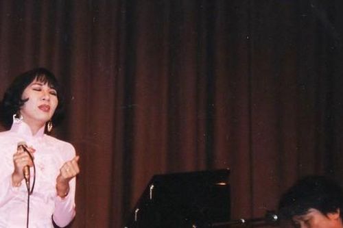 'Mong hết dịch để về thắp nén nhang cho nhạc sĩ Phú Quang, hát cho anh nghe lần nữa'