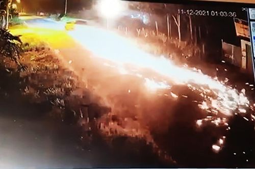 Tạm giữ nhân viên ngân hàng lái ô tô kéo lê xe máy của công an trên đường