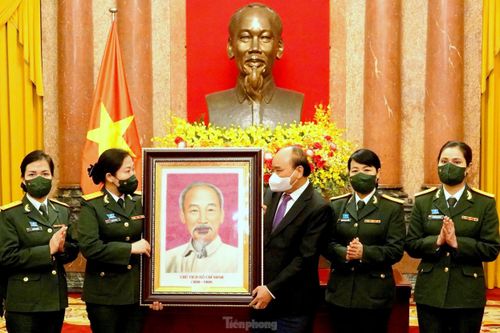 Chủ tịch nước mong phụ nữ Quân đội lập nhiều thành tích xuất sắc