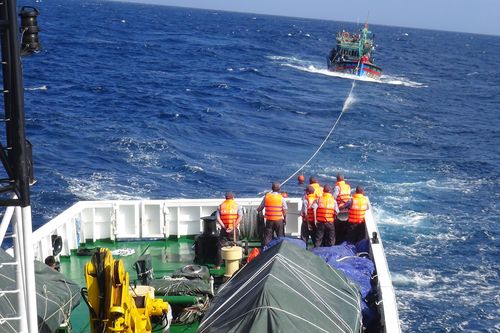 Cứu hộ thành công 15 ngư dân gặp nạn trên biển ở Quảng Ngãi
