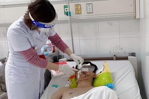 Tự chế pháo, nam thanh niên bị hỏng một bên mắt, nát hai tay