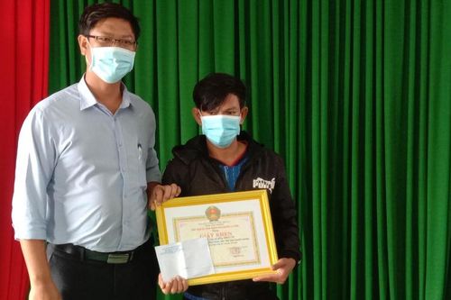 Khen thưởng tàu cá cứu 15 ngư dân Lý Sơn gặp nạn trên biển