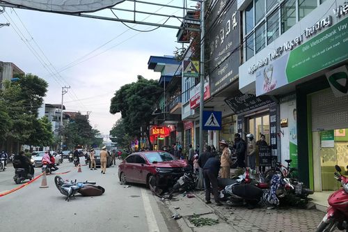 Ô tô 'điên' đâm 7 xe máy ở Lào Cai