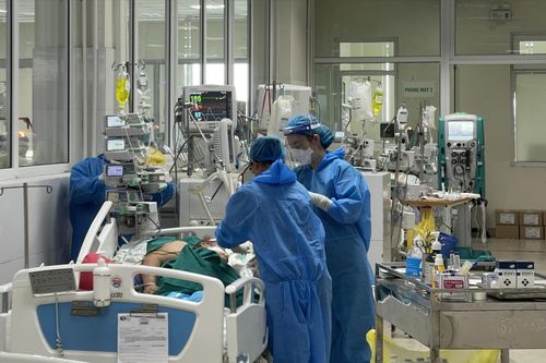 Hà Nội tăng ca mắc mới, nặng, nguy kịch