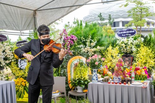 Bùi Công Duy chơi đàn, Tấn Minh-Đức Tuấn hát bên mộ nhạc sĩ Phú Quang