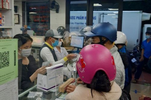 'Toát mồ hôi' xếp hàng mua kit test nhanh COVID-19 cho con
