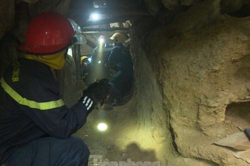 Dừng cứu hộ 2 người bị mắc kẹt trong hang đào vàng ở Bắc Kạn