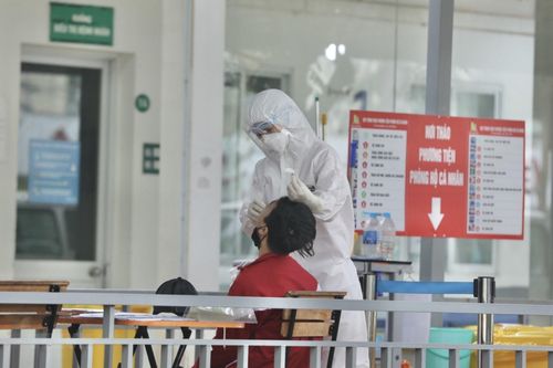 Thủ tướng yêu cầu tìm giải pháp đẩy lùi ca nặng và tử vong do COVID-19