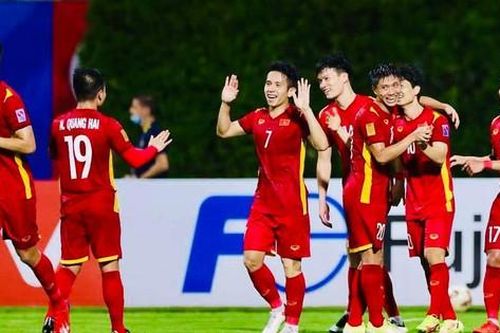 Phan Văn Đức đăng ảnh con gái để cổ vũ tinh thần, bình luận của Hoàng Đức mới gây chú ý