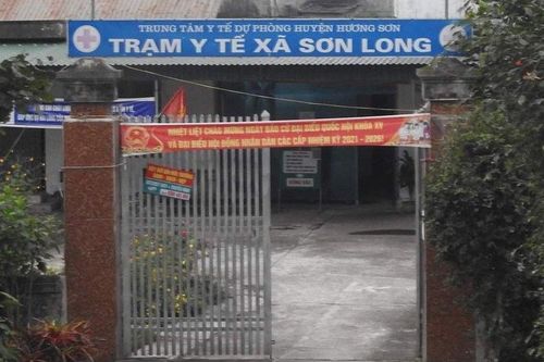 Hà Tĩnh: Đang sát phạt trong trạm y tế mùa dịch, nhóm cán bộ xã bị bắt quả tang