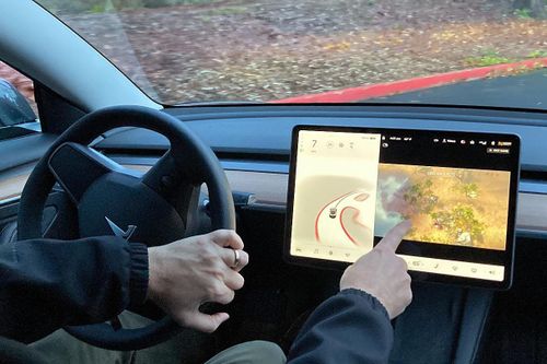 Tesla gây tranh cãi khi cho phép vừa lái xe vừa chơi điện tử