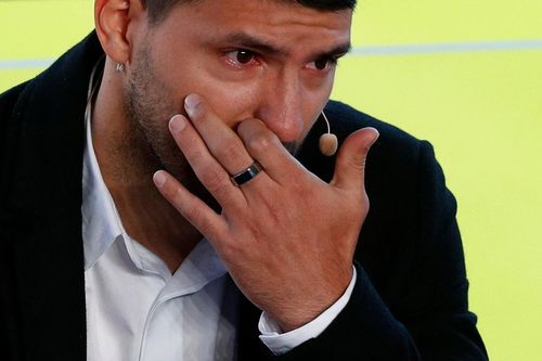 Aguero bật khóc trong ngày tuyên bố giải nghệ