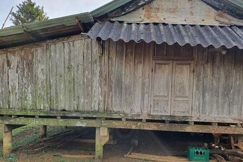 Người đàn ông tử vong bất thường bên đường gần nhà
