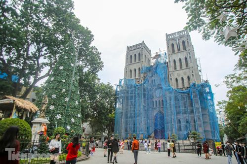 Nhà thờ Hà Nội 'thay áo' chờ đón Giáng sinh