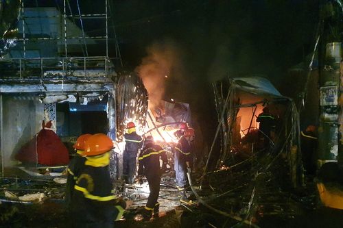 Cháy lớn tại cửa hàng nệm và áo cưới ở Kiên Giang