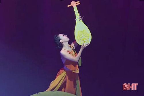 Nữ diễn viên múa có duyên 'gặt vàng' của Nhà hát Nghệ thuật truyền thống Hà Tĩnh