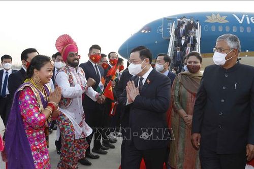 Chủ tịch Quốc hội Vương Đình Huệ đến New Delhi, bắt đầu thăm chính thức Cộng hòa Ấn Độ