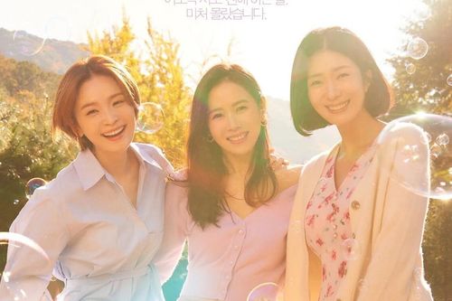 Phim '39' tung poster đầu tiên: Jeon Mi Do hóa chị đại, Son Ye Jin e thẹn như thiếu nữ đôi mươi