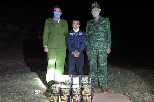 Biên phòng Quảng Trị bắt đối tượng vận chuyển pháo nổ trong đêm