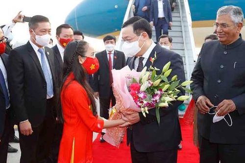 Chủ tịch Quốc hội Vương Đình Huệ đến Thủ đô New Delhi, bắt đầu chuyến thăm chính thức Cộng hòa Ấn Độ