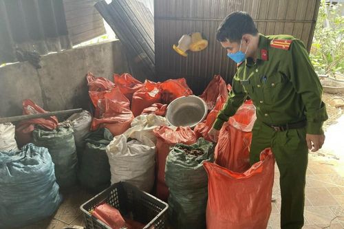 Hà Tĩnh: Phát hiện hơn 1 tấn mỡ động vật và chân gà 'bẩn' trong nhà dân