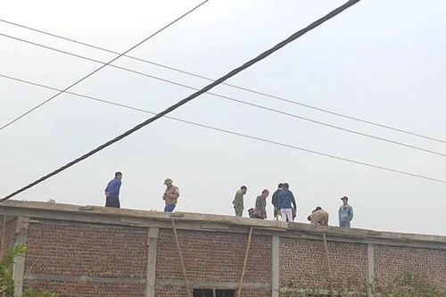 Đang đổ bê tông, 2 người bị điện giật thương vong