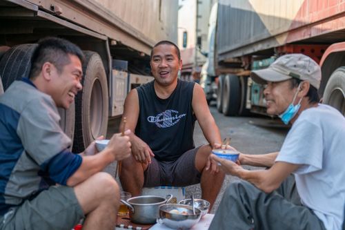 Mất tiền triệu mỗi ngày để chờ xuất hàng ở cửa khẩu Móng Cái
