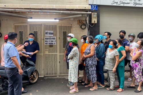 Khách xếp hàng quá đông, bánh mì Bà Huynh bị yêu cầu đóng cửa