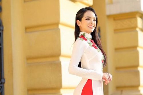 Á khôi Đinh Ngọc Phượng dịu dàng trong áo dài của NTK Linh Bùi