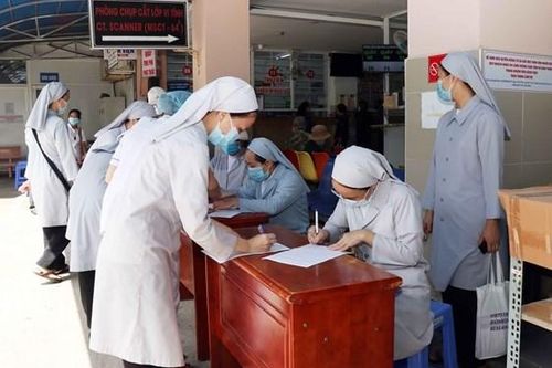 Những bông hoa tình người, nở rực lửa yêu thương trong trận tuyến chống COVID-19