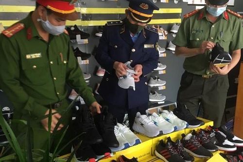 Bắc Ninh: 2 cô gái trẻ bán hàng nghìn đôi giày giả