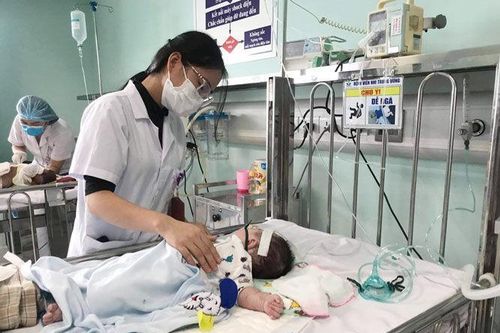 Sợ COVID-19, mẹ điều trị cho con khiến bé sơ sinh lở loét toàn thân, nghi nhiễm trùng máu