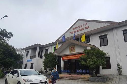 Phụ huynh phản ánh nữ sinh tiêm hai mũi vắc xin phòng COVID-19 trong một lần