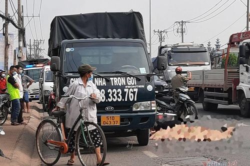 Va chạm với ô tô tải, cô gái bị xe container cán tử vong ở TP.HCM